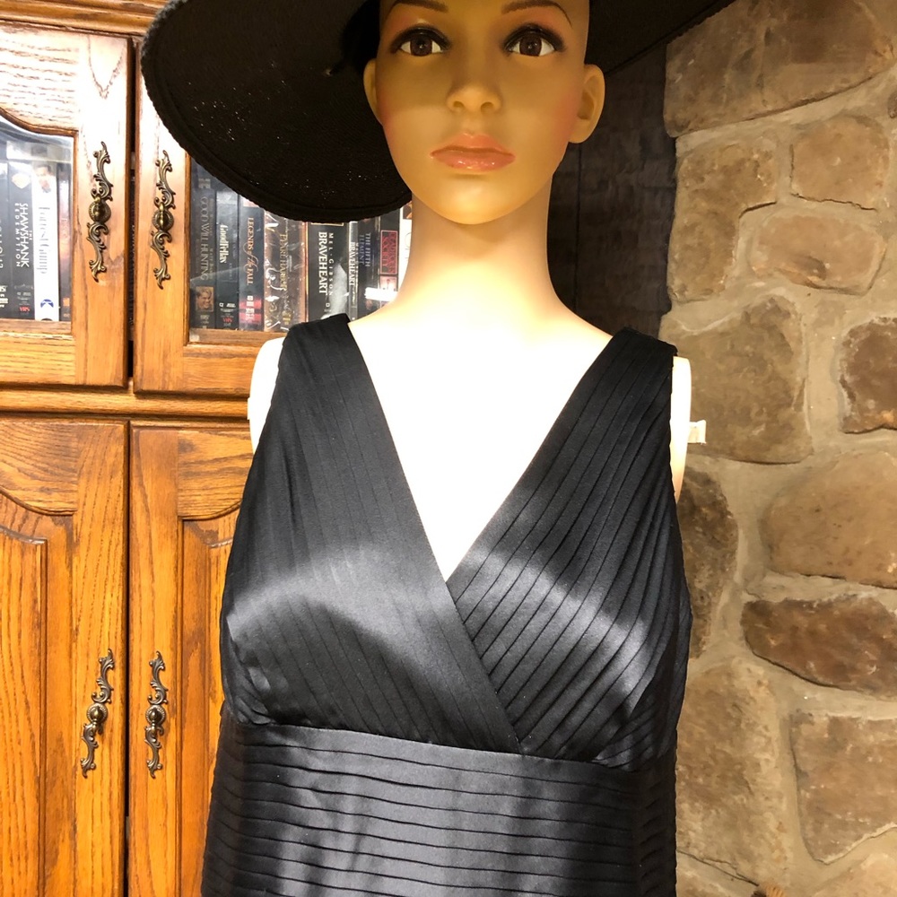 🎉🎉HOST PICK🎉🎉 ANNE KLEIN - Black 100% Silk Evening Dress - Picture 2 of 6
